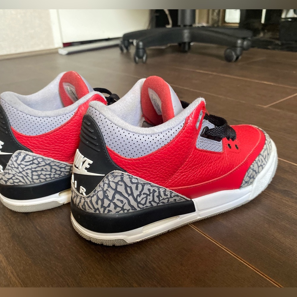 Jordan 3 Retro
SE Fire Red